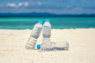 Sahilde sıcak bir günde şişe su
