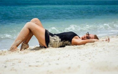 Genç ve güzel bir kız sahilde