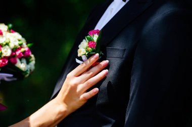 Üzerinde bir damat ceket yaka çiçeği