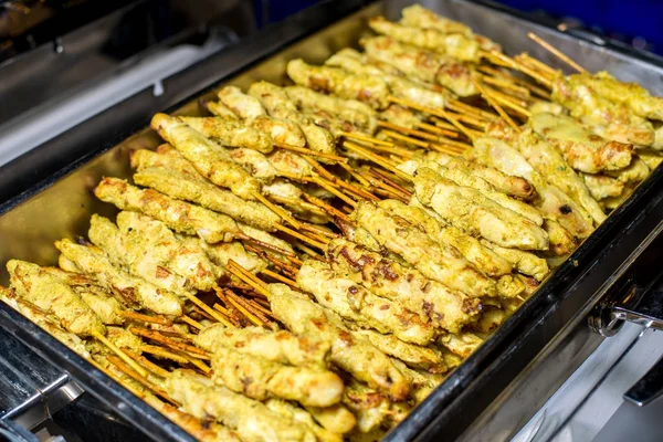 Kebab de frango em uma bandeja grande — Fotografia de Stock