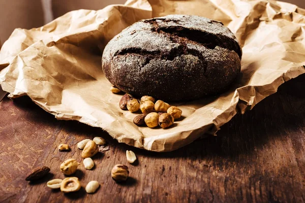 Mısır ev yapımı ekmek ve bir ahşap masa vintage fındık