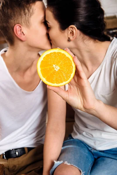 Мальчик закрывает глаза девочка оранжевые ломтики — стоковое фото