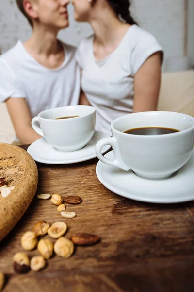 Deux tasses de café sur le fond d'un couple aimant — Photo