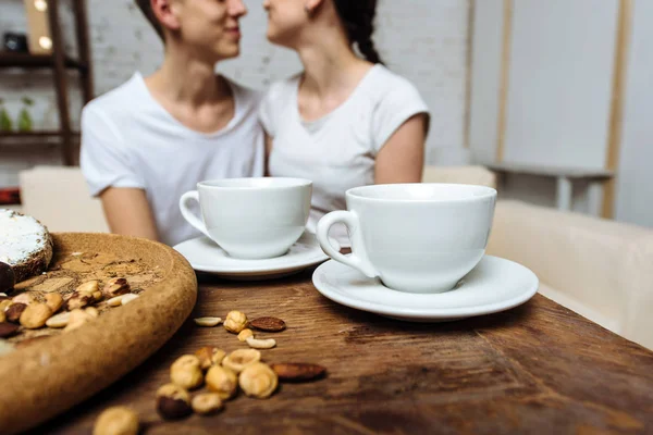 Couple aimant boire du café le matin — Photo