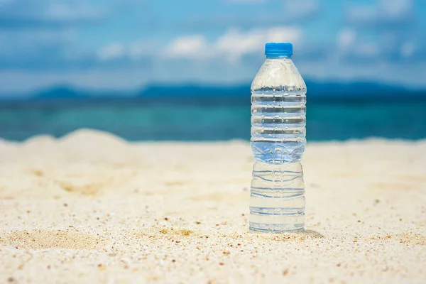 Woda butelkowana w upalny dzień na plaży — Zdjęcie stockowe