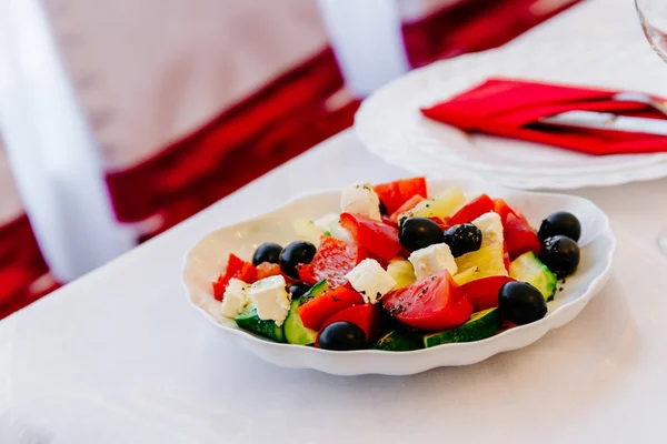 Греческий салат с оливками, сыром фета и овощами — стоковое фото