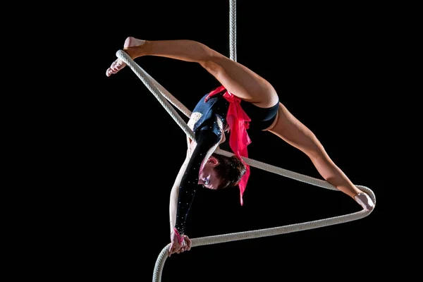Junge Turnerin hängt an einem Seil. Die Show der Akrobaten — Stockfoto