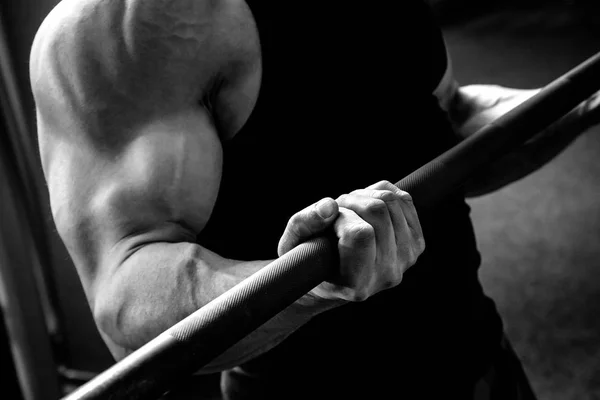 Atlet masculin în sala de gimnastică care face exerciții — Fotografie, imagine de stoc