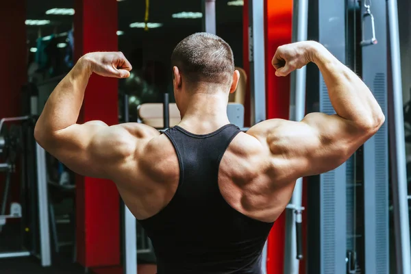 Athlète masculin posant dans la salle de gym — Photo