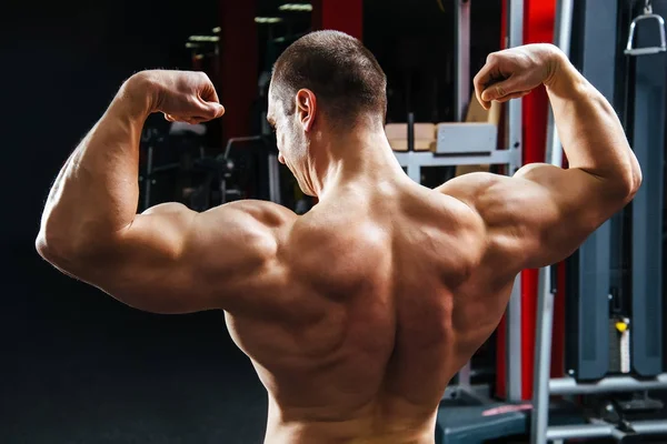 Athlète masculin posant dans la salle de gym — Photo
