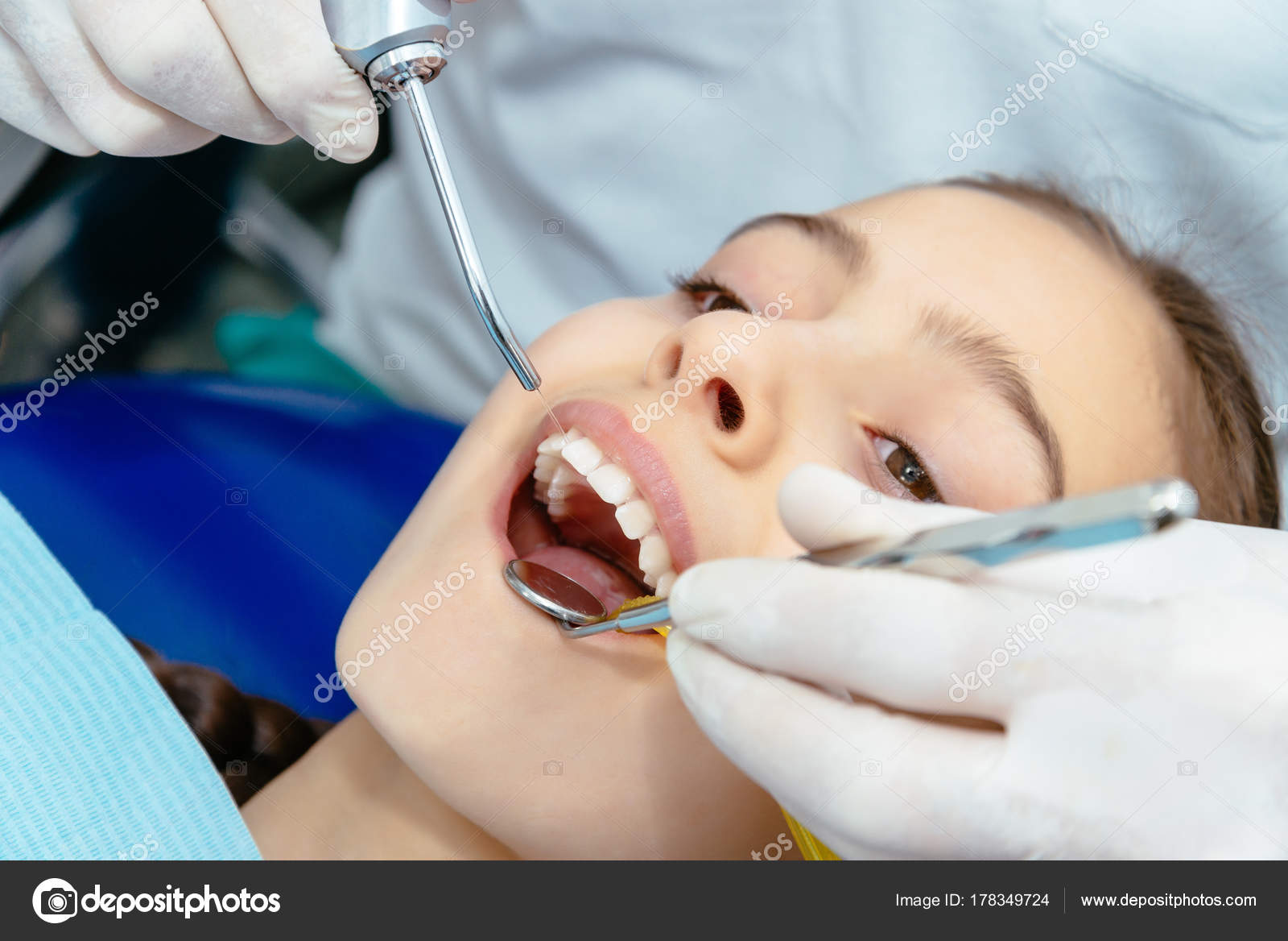 Lavar os dentes com um dentista na clínica — Foto © DmytroTomson #178349724, image size:1600x1168