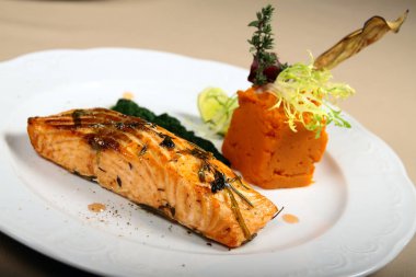 Ispanak ve havuç püresi baharatlarla somon fileto