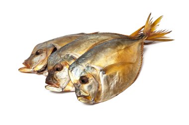 Beyaz arka planda tütsülenmiş balık