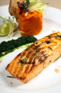 Ispanak ve havuç püresi baharatlarla somon fileto