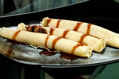 Krep krema, çikolata ve baharatlar ile