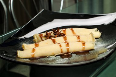 Krep krema, çikolata ve baharatlar ile