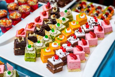 Ziyafet kek plaka üzerinde