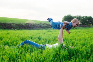 gülen çocuk ile anne