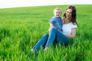 gülen çocuk ile anne