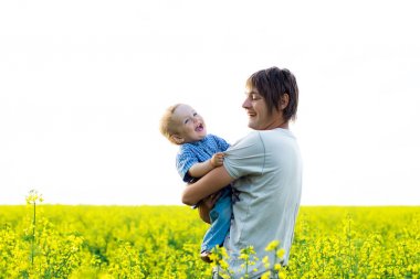 Baba ile çocuk kolza tohumu sahada oynayan
