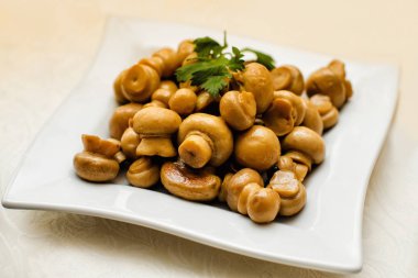 Tabakta kızarmış mantar.