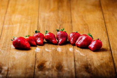 Tahta masadaki çilekler.