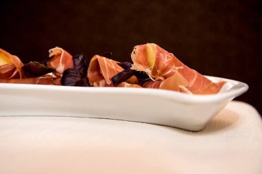 Fesleğenli jambon rulolar