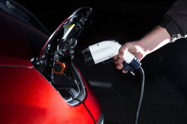 Adam elektrikli otomobil akşam ücret.