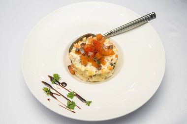 Salata somon bir plaka üzerinde