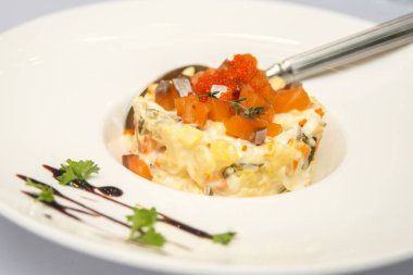 Salata somon bir plaka üzerinde