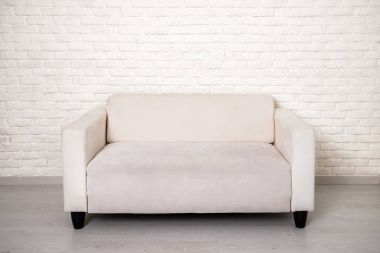 Hafif bir odada beyaz kanepe