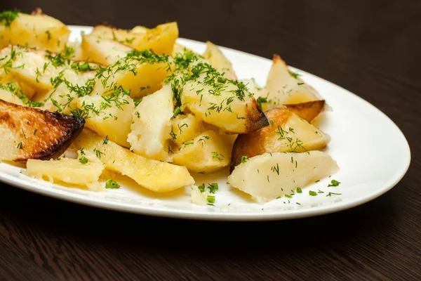 Смажена картопля з кропом — стокове фото