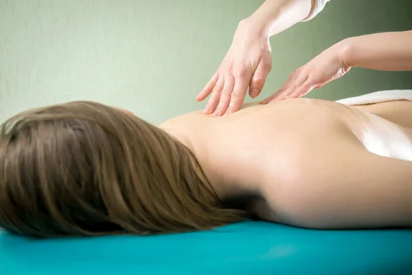 Primer plano de las manos de un masajista en el momento del masaje — Foto de Stock