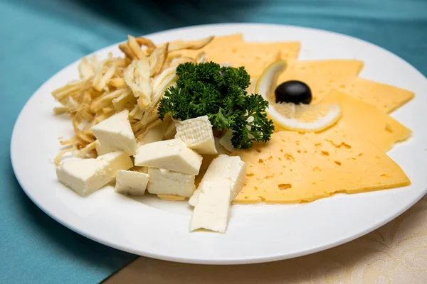 Prato de diferentes tipos de queijo — Fotografia de Stock