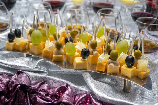 Закуски с сыром, виноградом, оливками и орехами — стоковое фото