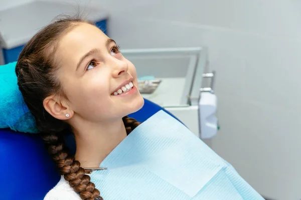 Dziewczyna w gabinecie stomatologicznym — Zdjęcie stockowe