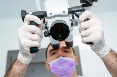 Dişçi diş Kliniği içinde mikroskop ile