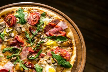 Tahta tepside pizza.