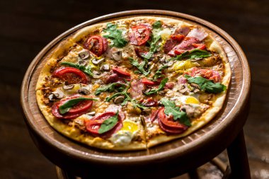 Tahta tepside pizza.