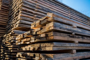 Bir paket içinde yığılmış plakalar