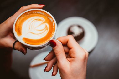 Cappuccino içen kadın