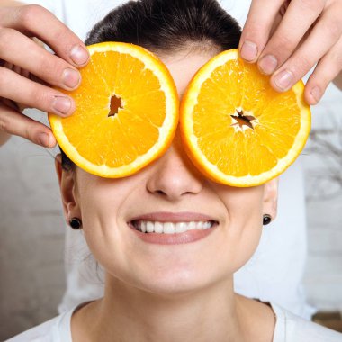 Çocuğun gözleri kız portakal dilimleri kapatır