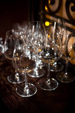 Boş ve temiz şarap bardakları