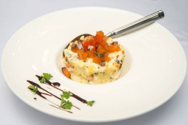 Restoran de somon salatası