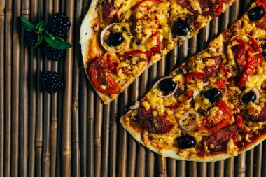 Peynir zeytin ve salamlı pizza