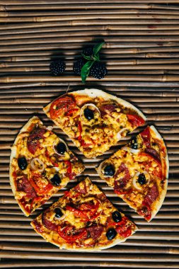 Peynir zeytin ve salamlı pizza