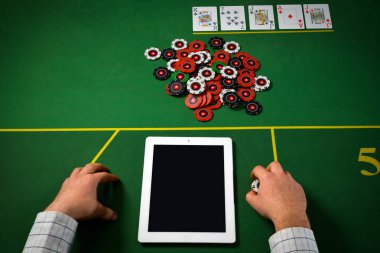 Bir tablet kullanarak çevrimiçi poker