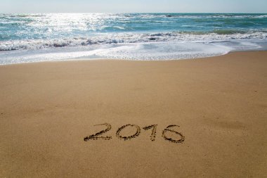 Yıl 2016 kum üzerine yazılmış