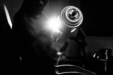 Atlet dumbbell pazı kadar seçer