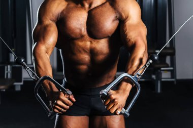 Göğüs kasları egzersizleri yapıyor atlet